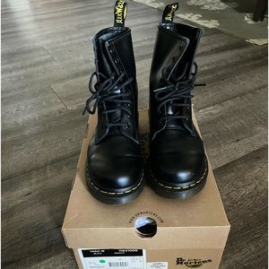 Dr. Martens 1460 smooth black leather boots *great condition*